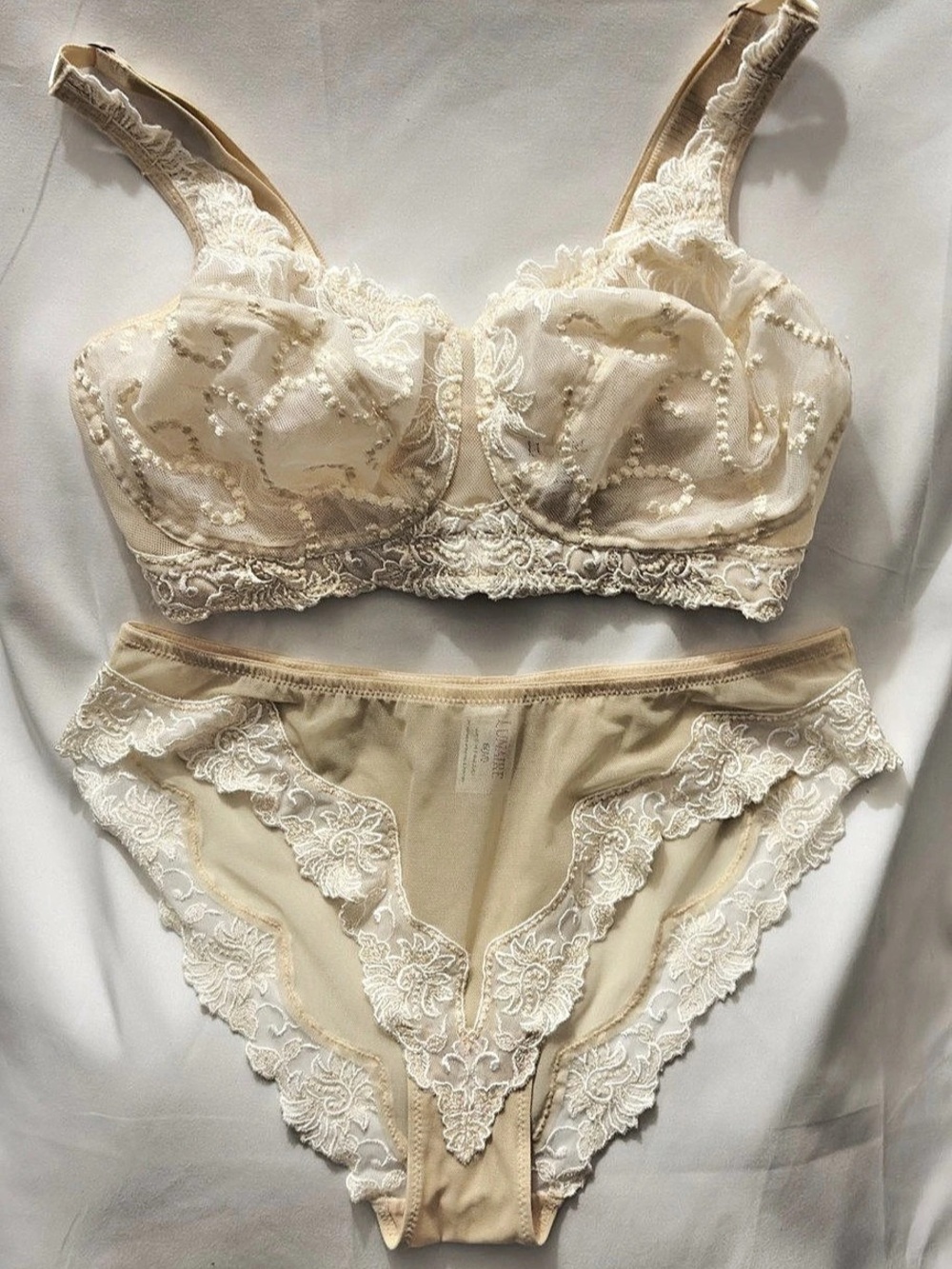 NWOT Lunaire Sevilla Lace Wireless Bra & Bikini Panty Set - Cream/Ivory 34DD/M